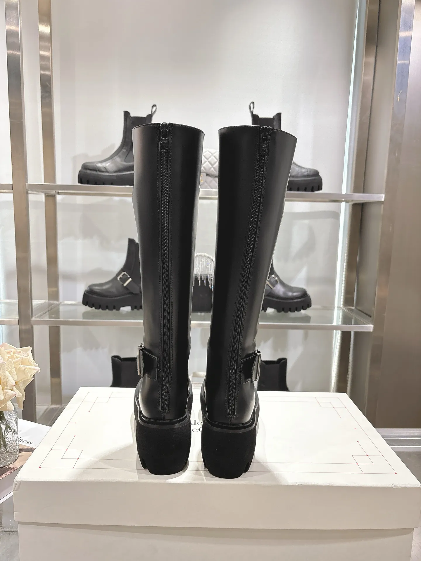👟👟Ex-factory price 1000👟👟 The official website is synchronized with MCQUEEN/McQueen 2025 autumn and winter Sofa Chelsea boots. Silver metal buckle on the side of the shoe. Equipped with light flange and several layers of combined outsole. 6 cm thickness. Heel pull-on process. Black calfskin fabric. Women 35-40.